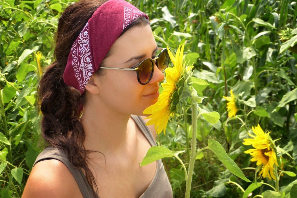 Quelle_coiffure_bandana_pour_femme_avec_cheveux_courts?