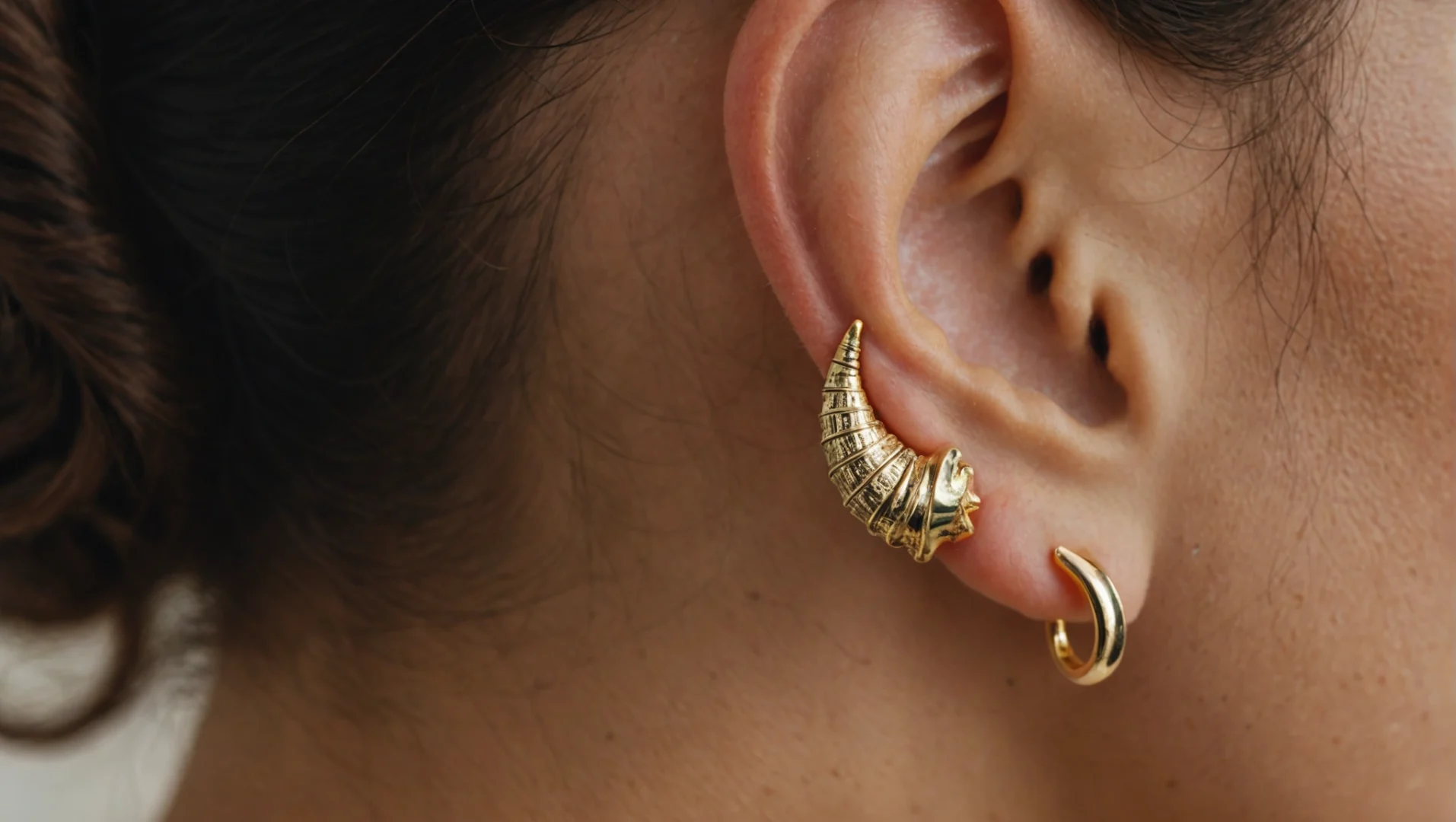 Le_piercing_conch_:_une_mode_féminine_aux_multiples_atouts